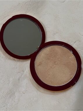 Gucci Glow Highlighter - warm gold